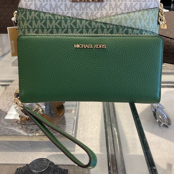 MICHAEL KORS
Leather Continental Wristlet Phone Case Wallet
Fern Green
NWT - Picture 16 of 16